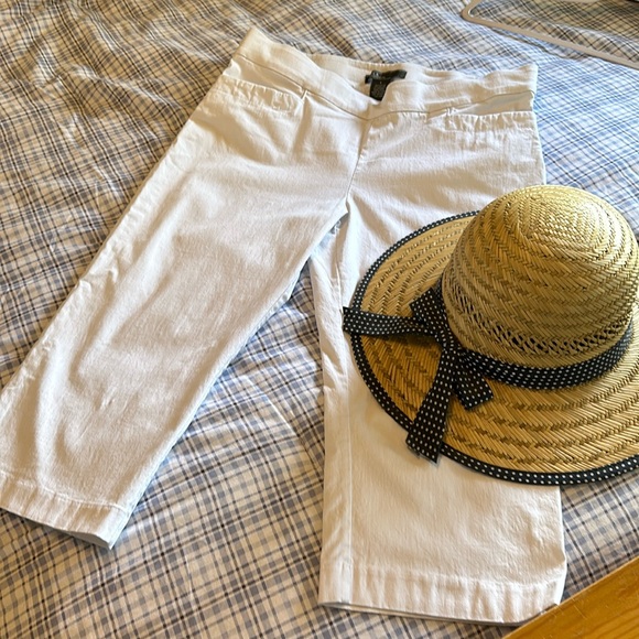 89th & Madison stretch white Capris - Picture 1 of 3